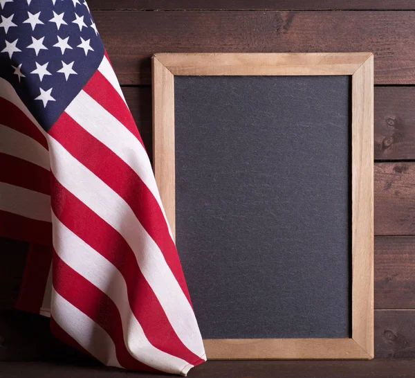 Amerikanska flaggan med Blackboard — Stockfoto