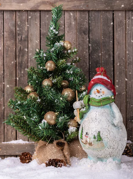 Winterszene mit Schneemann und Weihnachtsbaum — Stockfoto