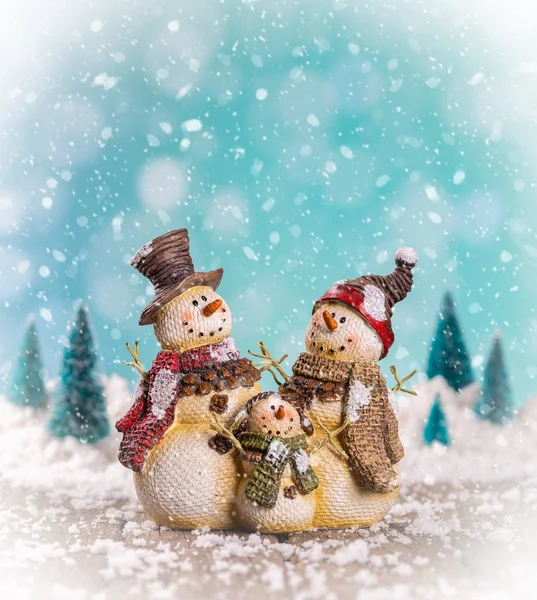 Χριστουγεννιάτικη σκηνή με την οικογένεια Χιονάνθρωπος — Φωτογραφία Αρχείου