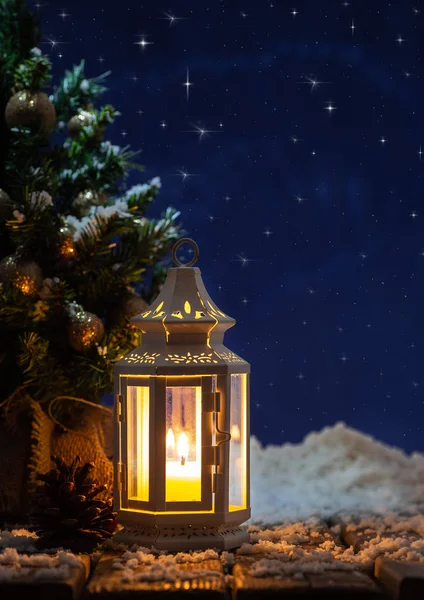 Escena de vacaciones de invierno con linterna brillante — Foto de Stock