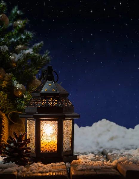Lanterna brilhante sob céu estrelado — Fotografia de Stock