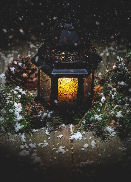 Cena Noite de Inverno de uma Lanterna Brilhante — Fotografia de Stock