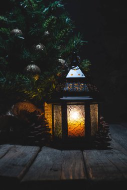 Parlayan Fener ve Noel Ağacı