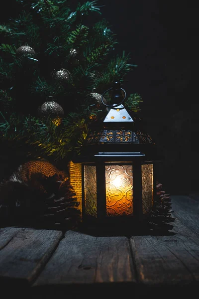 Linterna brillante y árbol de Navidad — Foto de Stock