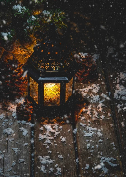 Vinternatt av fallande snö på glödande lykta — Stockfoto