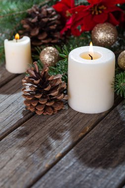 Tatil Dekorasyonuyla Mum Yakma