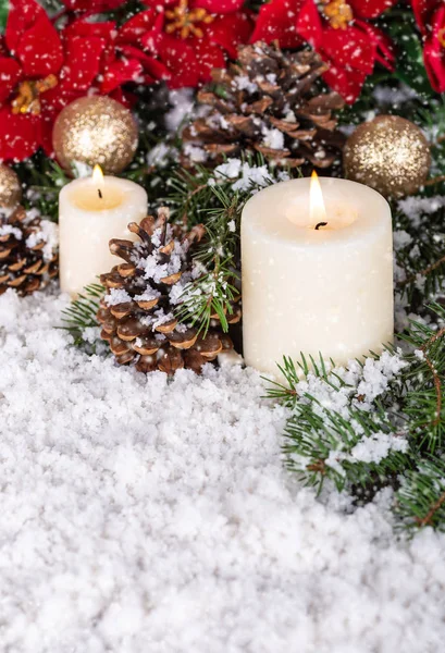 Escena nevada con velas y decoración navideña — Foto de Stock