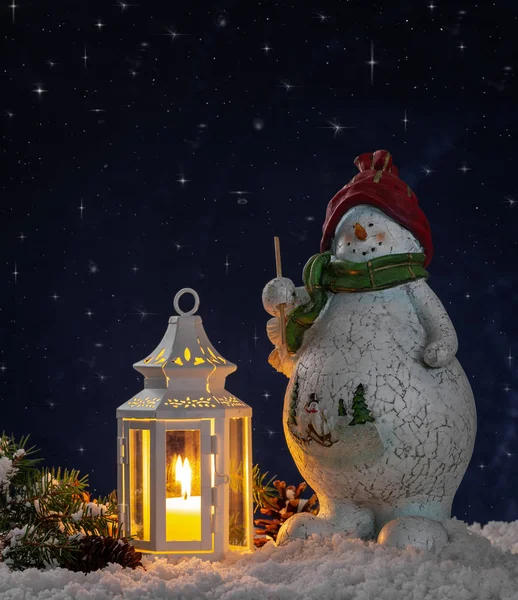 Zimowa noc ze Snowmanem i Latarnią — Zdjęcie stockowe