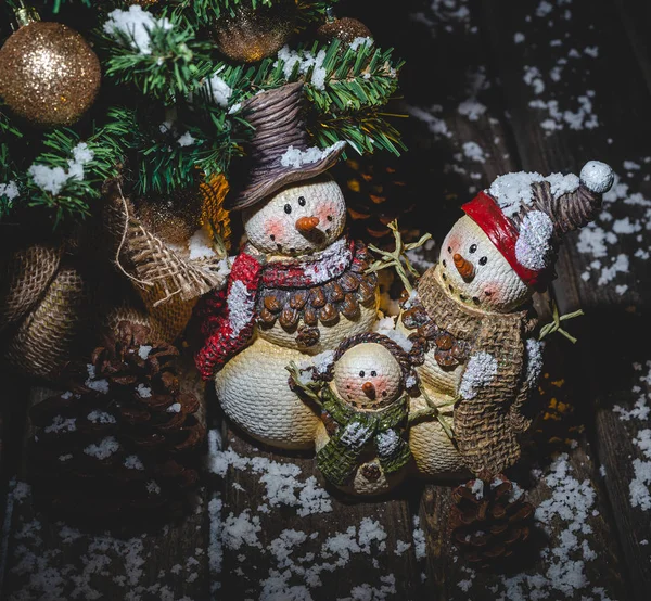 Feriado bonecos de neve sob árvore de Natal — Fotografia de Stock