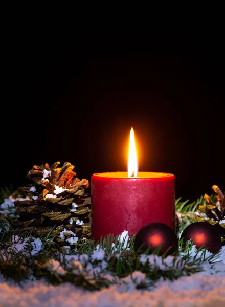 Heiligabend Szene mit brennender Kerze — Stockfoto