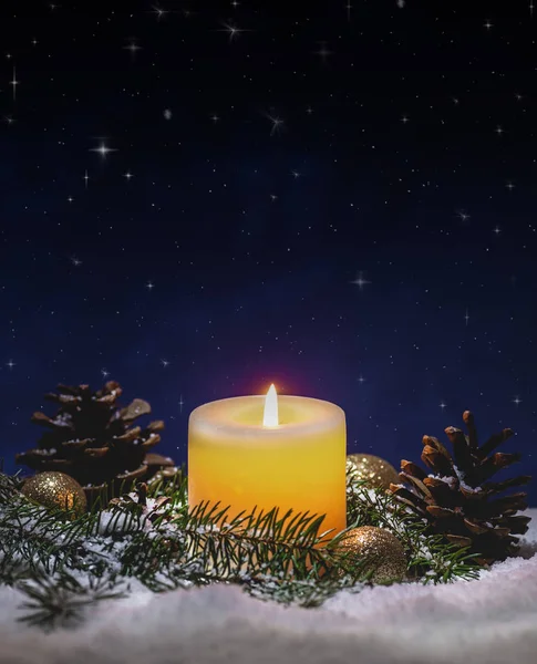 Feiertagsnachtsszene mit brennender Kerze — Stockfoto