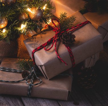Bir ağacın altında Noel hediyeleri