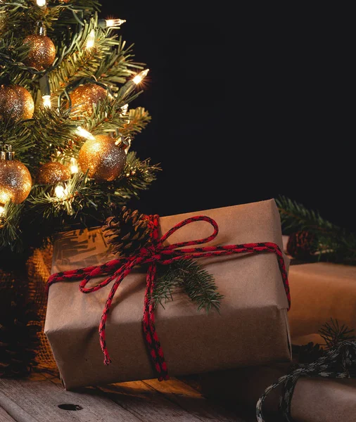 Presentes de Natal abaixo de uma árvore — Fotografia de Stock