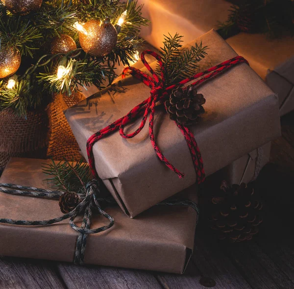 Presentes de Natal abaixo de uma árvore — Fotografia de Stock