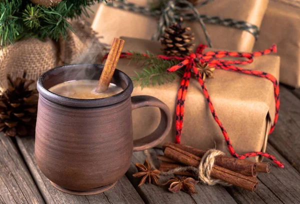 Bebida caliente con regalos de Navidad — Foto de Stock