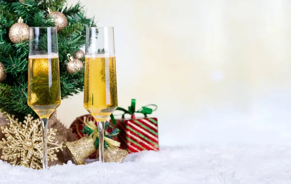 Dvě sklenice šampaňského s vánoční ozdobou — Stock fotografie