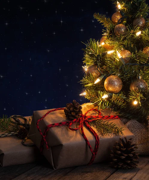 Presentes sob a árvore de Natal com fundo de noite estrelado — Fotografia de Stock