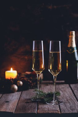 İki kadeh şampanyanın karanlık sahnesi 