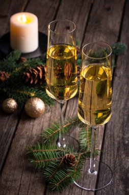 Ahşap masada iki kadeh şampanya.