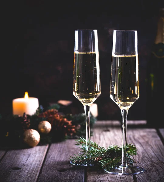 Twee glazen Champagne met kerstversieringen op de achtergrond — Stockfoto