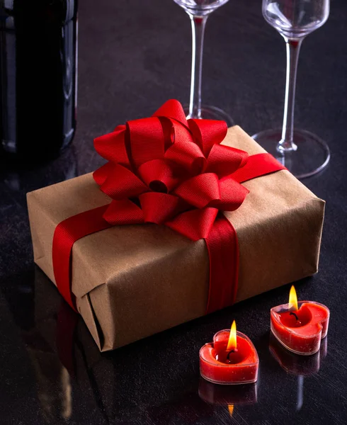 带着燃烧的心形蜡烛的情人节礼物 — 图库照片