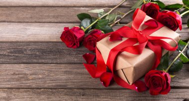 Sevgililer Günü Hediyesi ve Kırmızı Güller