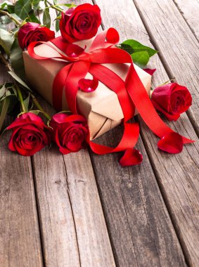 Sevgililer Günü Hediyesi ve Kırmızı Güller