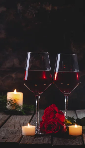 Келихи вина з трояндами і свічками — стокове фото