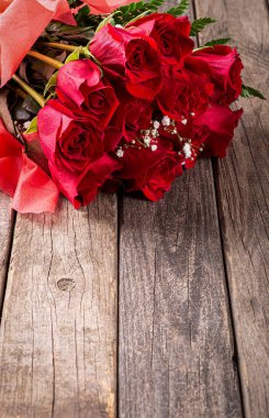 Bir buket kırmızı gül.