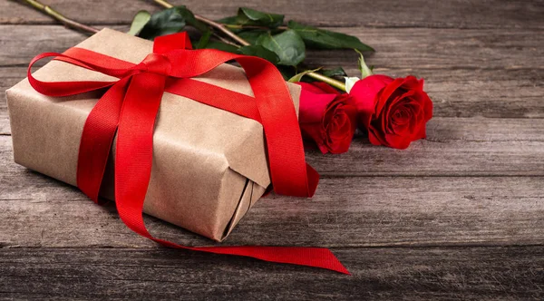 Presente Valentine com rosas vermelhas — Fotografia de Stock