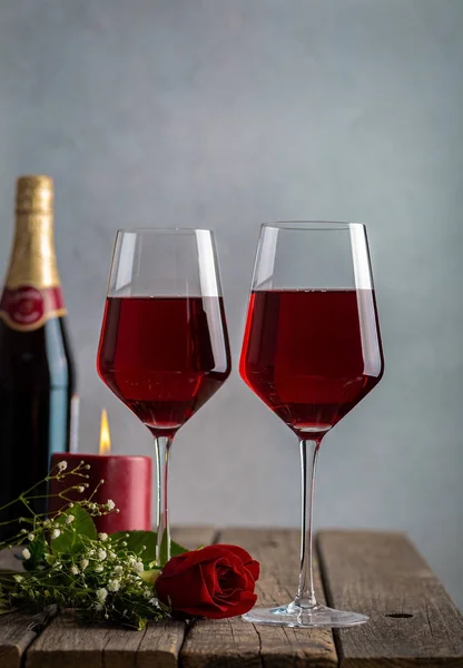 Δύο ποτήρια κρασί και κόκκινο τριαντάφυλλο — Φωτογραφία Αρχείου