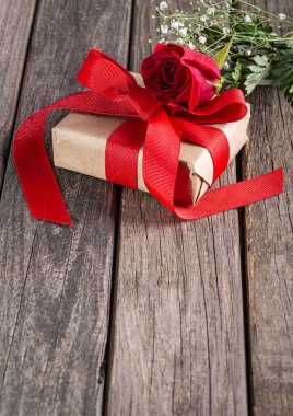 Sevgililer Günü hediyesi ve Kırmızı Gül