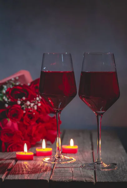 Δύο ποτήρια κρασί και κόκκινα τριαντάφυλλα — Φωτογραφία Αρχείου