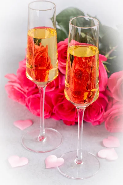 Δύο ποτήρια σαμπάνια και ροζ τριαντάφυλλα — Φωτογραφία Αρχείου