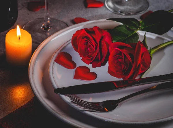 Configuração de mesa para os namorados com rosas vermelhas — Fotografia de Stock