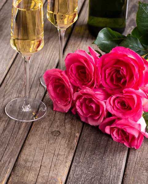 Μπουκέτο με ροζ τριαντάφυλλα και σαμπάνια — Φωτογραφία Αρχείου