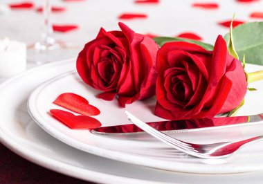 Kırmızı Güllü Sevgililer Günü için Masa Ayarları
