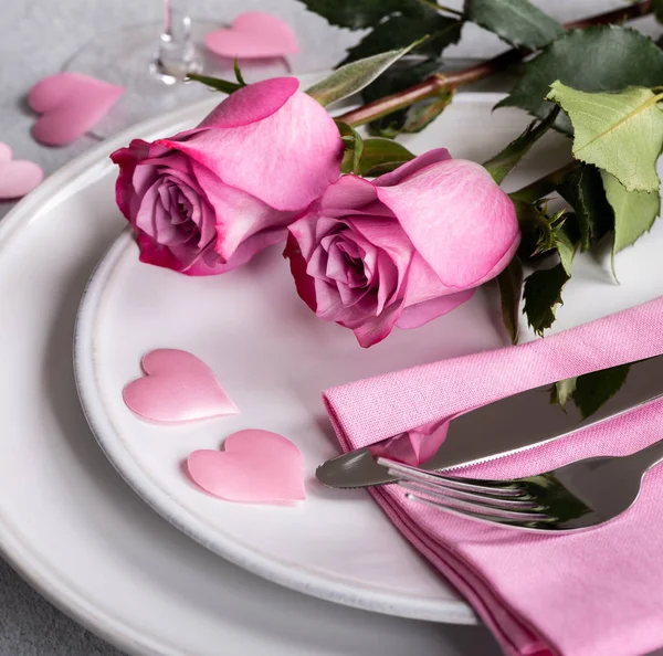 Таблиця для Валентинів з рожевими трояндами — стокове фото
