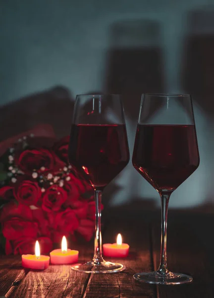 Δύο ποτήρια κρασί με τριαντάφυλλα και κεριά που καίγονται — Φωτογραφία Αρχείου