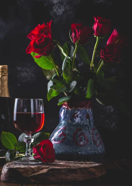 Букет червоних троянд і келих вина — стокове фото