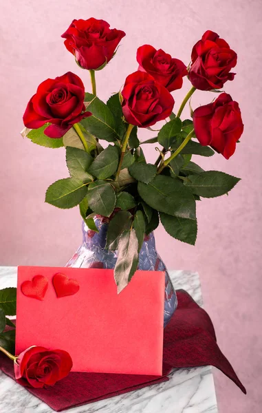 Red Roses and Valentine Card — Stock Photo, Image