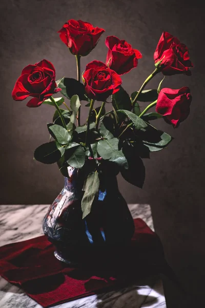 Buquê de rosas vermelhas em um vaso — Fotografia de Stock