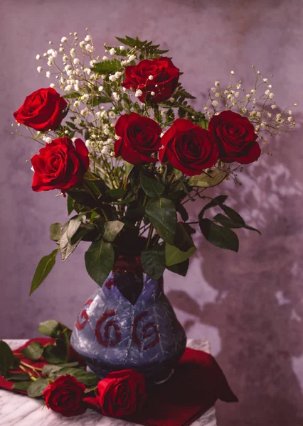 Plaatsing van rode rozen in een vaas — Stockfoto