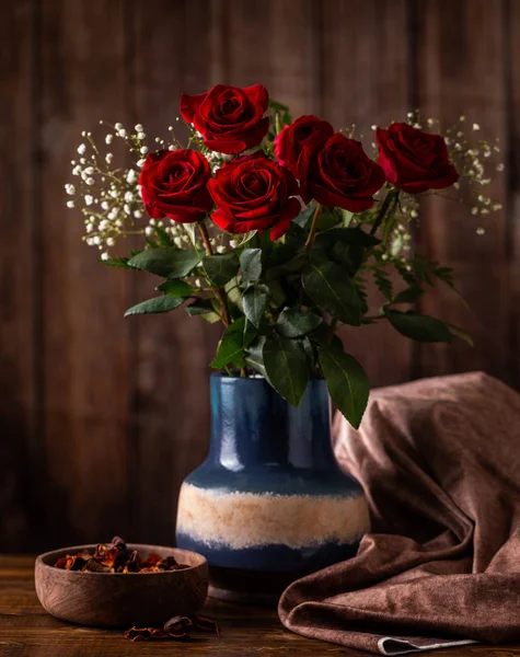 Arranjo de rosas vermelhas em um vaso — Fotografia de Stock