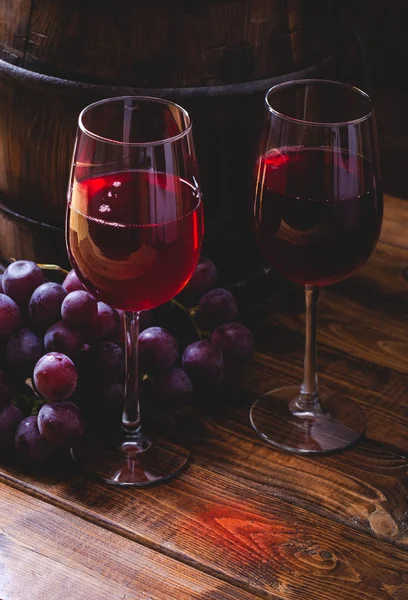 Two Glasses of Red Wine and Grapes — Stock Photo, Image