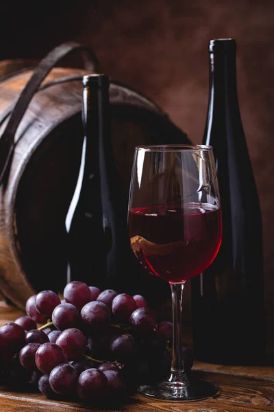 Bicchiere di vino rosso e uva — Foto Stock