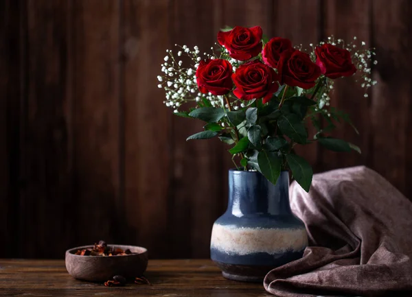 Arranjo de rosas vermelhas em um vaso — Fotografia de Stock