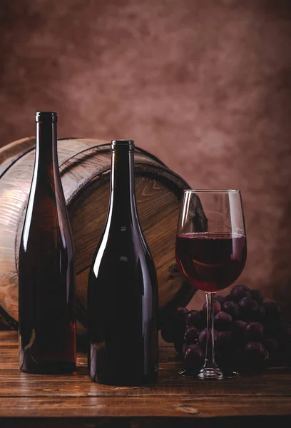 赤ワインとボトルを 2 本のガラス — ストック写真