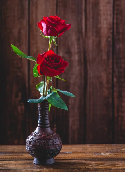 Two Red Roses in a Vase — 스톡 사진