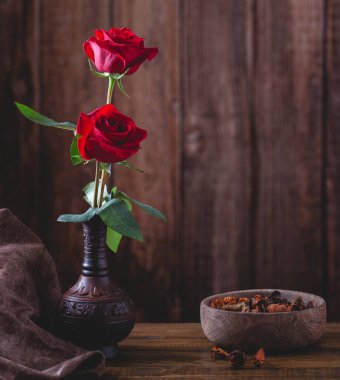 Bir vazoda İki Kırmızı Gül